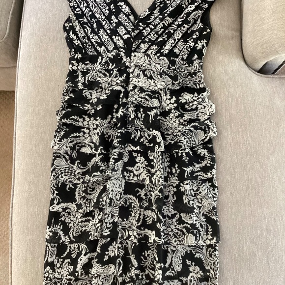 ADRIANNA PAPELL BLACK WHITE FLORAL DESIGN DRESS Size 10 - Picture 3 of 16